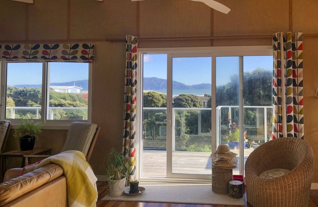 Stylish Bach With hot tub and Island Views - Bali Hai