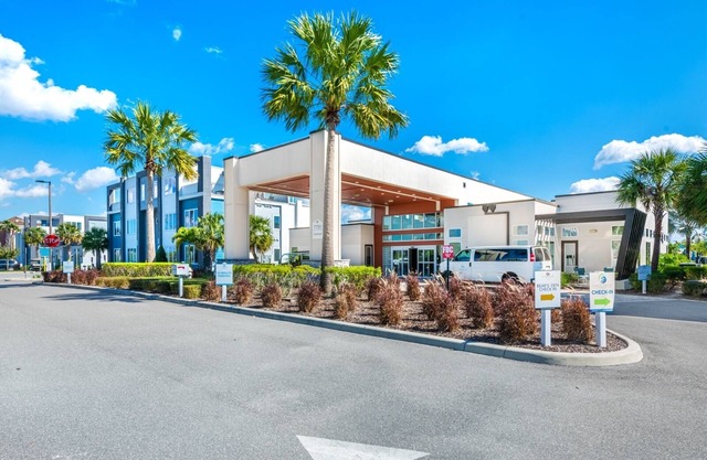 Stylish Condo with Pool Table near Disney with Resort & Waterpark Access -.