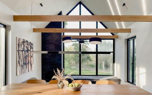 Stylish Design Retreat Near The Lake