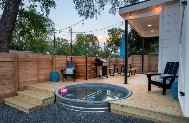 Stylish Eastside Getaway Yard, Pool, Firepit & Golf Nearby