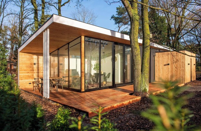 Stylish forest cottage with private sauna and hot tub, surrounded by greenery. Ideal for couples or families seeking peace and wellness.