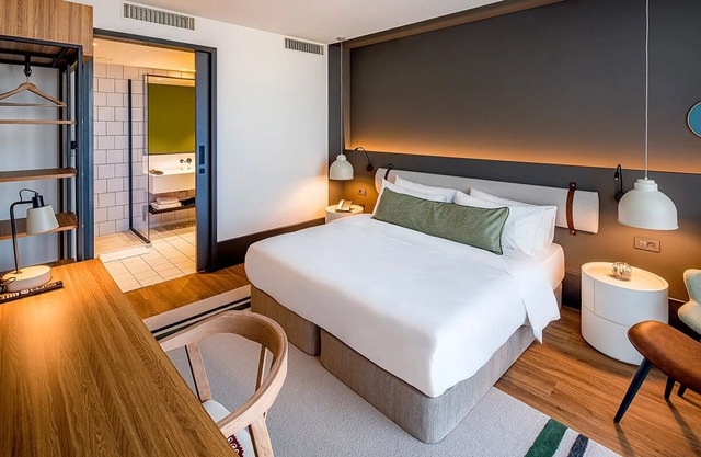 Stylish Forest-Edge Home — Convenient Trail Access, Kitchenette, & Free Parking