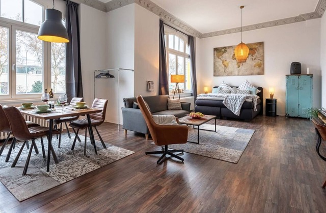 Stylish industrial loft | Box spring bed & Netflix