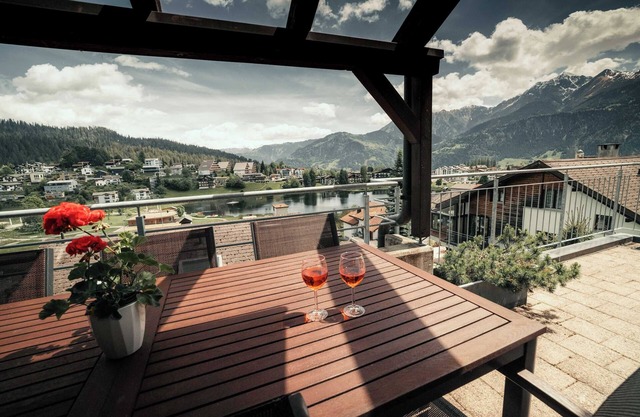 Stylish Lakeview Apartment, Balcony & Free Parking