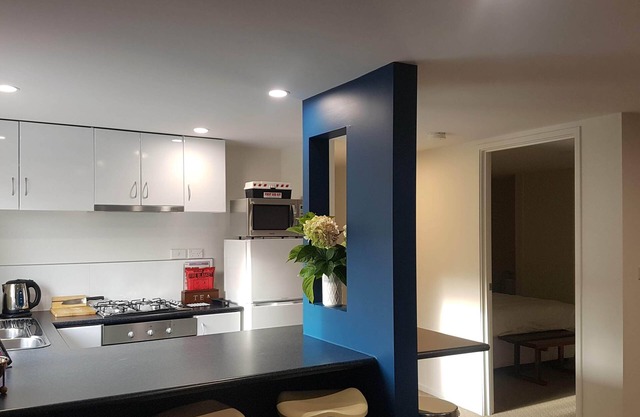 Stylish, large apartment sleeps 4, Wifi, Off street Parking, Private Garden