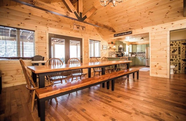 Stylish Log Home Double Balconies Hot Tub Fire table Community Pool Billiards In Massanutten Resort