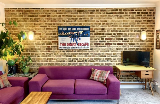Stylish London flat with parking and great transport links