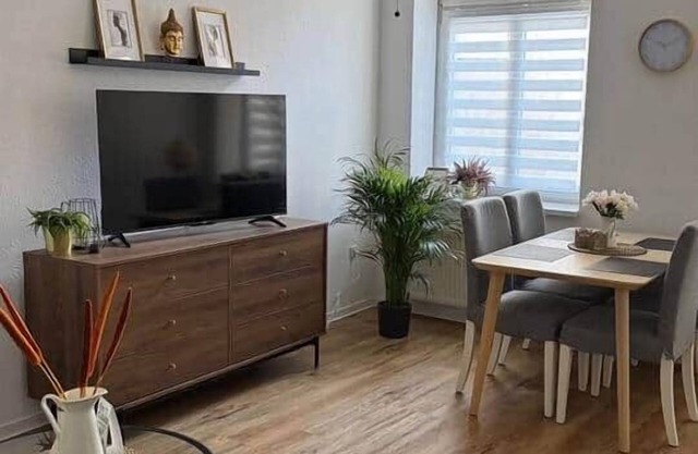 Stylish maisonette - 4 beds, 2 smart TVs