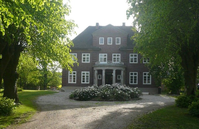Stylish manor house, quiet location, family-friendly, close to the Baltic Sea.