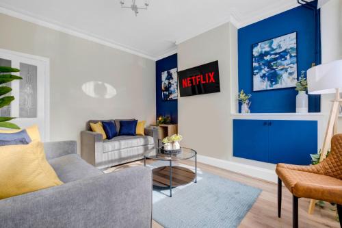 Stylish Modern 2 Bedroom House - HUGE Price Cut - Free Parking - Wifi & Smart TV