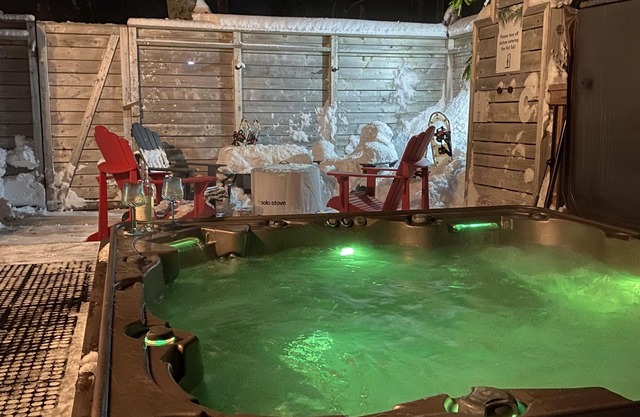 Stylish Modern Home W/Hot Tub, Pool and Privacy!