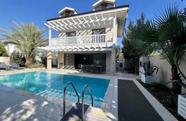 Stylish, Modern Villa, Airport Transfer on Arrival & Luxury Welcome Pack