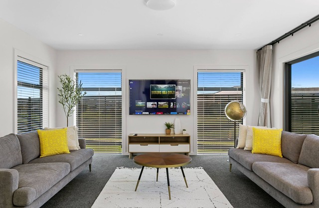 Stylish New Retreat in Taupon- Fireplace, BBQ, Walk to lake, Countdown