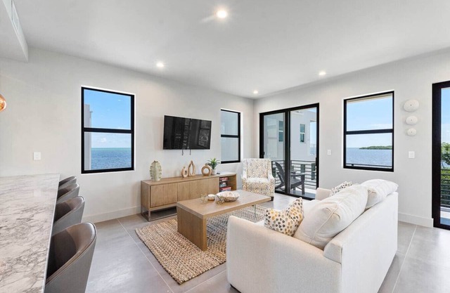 Stylish Oceanview Kayak Getaway w/Pool & Hot Tub!