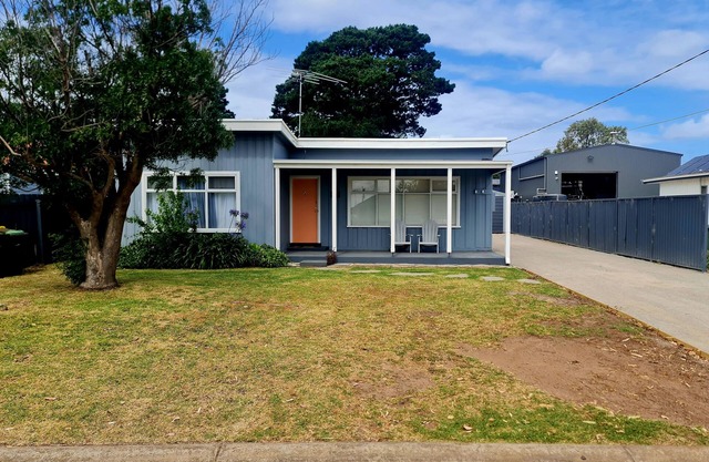 Stylish Peachy dream beach cottage Indented Head - 10 mins walk from beach