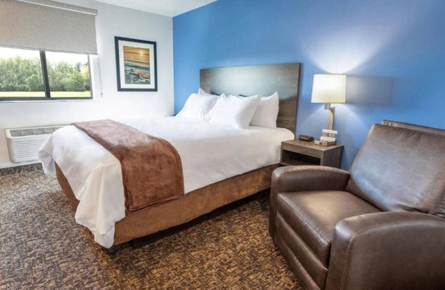 Stylish Room Pet Friendly Near Gage Museum And Sprinting Speedway Action
