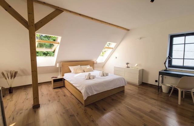 Stylish semi-detached house with garden and private park. Ideal for families.