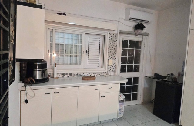 Stylish studio flat with outdoor 5 min to everything in engomi