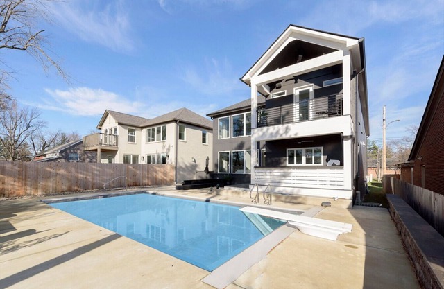 Stylish Surrey Park Home w/Pool, Fire Pit, Gourmet Kitchen, Outdoor Grill + Bar