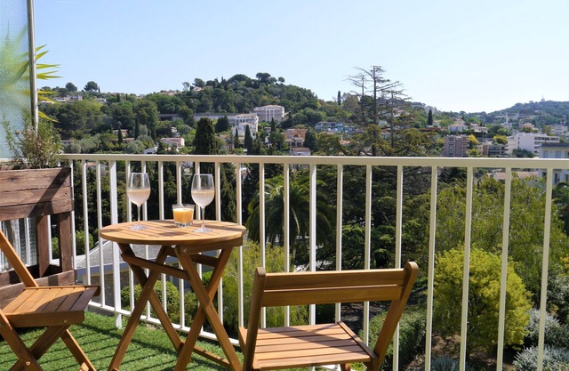 Stylish T3 apartment with two balconies and view, top floor