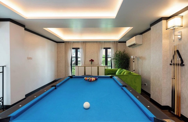 Stylish 7Beds Poolhouse with Cinema & Lift - 2min to BTS