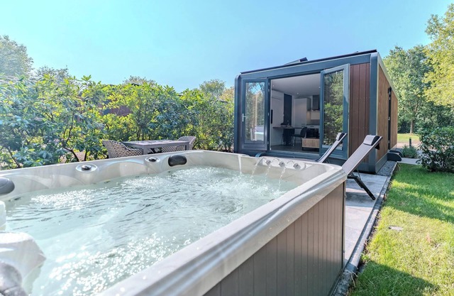 Stylish two-person forest cabin with jacuzzi, set in nature with comfort, privacy and access to top-tier park facilities.