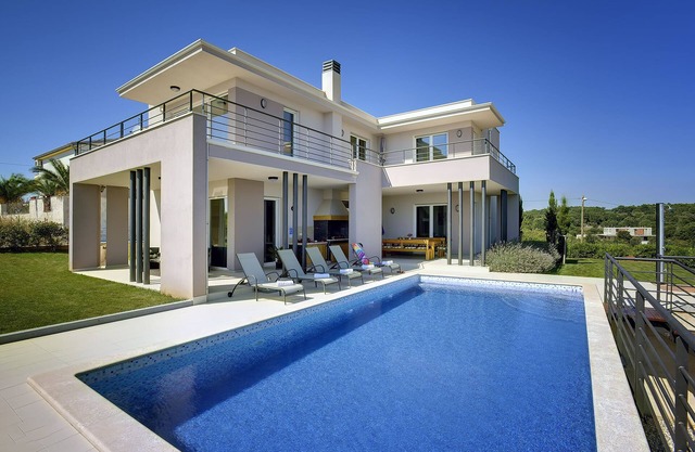 Stylish villa* with pool, piano, 200 m from the sea, top location, restaurants, bars