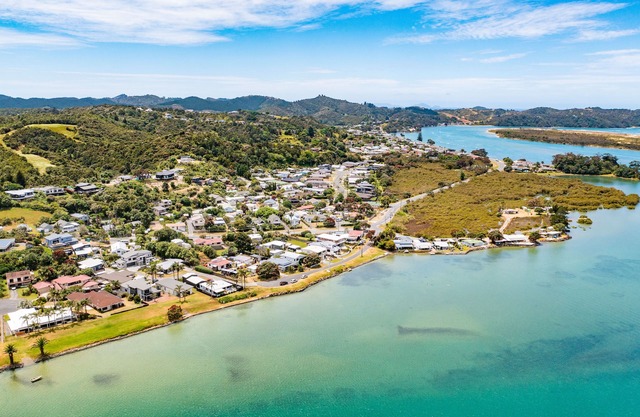 Stylish Waterfront Studio Sanctuary!