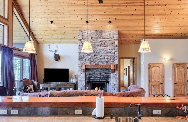 Sugar Pine Retreat - Torreon Cabin w/Hot Tub, Air Hockey, Pool Table & Pond View