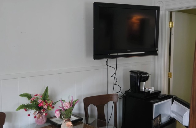 Suite B Downtown Liverpool studio apartment with WiFi and AC ; pet friendly