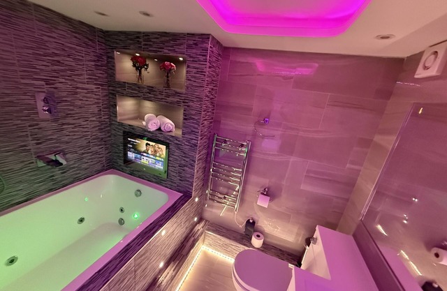 Suite-Deluxe-Jacuzzi-Apartment 3