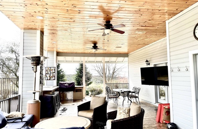 Summer Dream House-Pool, hot tub, outdoor kitchen, Great location!