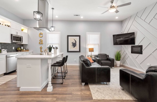 Summer Fun, 5 Minutes from Downtown & MB Stadium, Off Street Parking,6 TVs