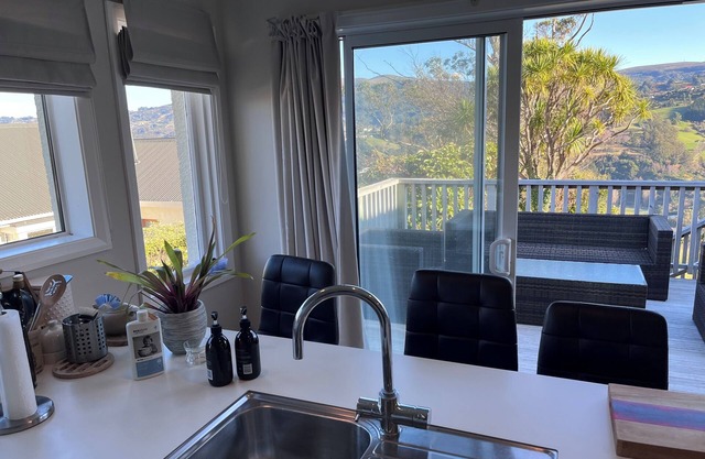 Sun-filled retreat close to the University of Otago and Botanic Gardens