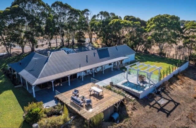 SUN RANCH- The perfect entertainer with unrivalled vistas & sunsets in privacy.