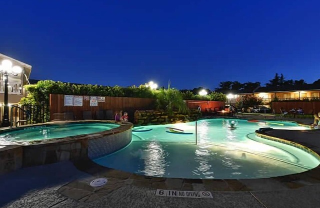 Sunday House Inn and Suites
