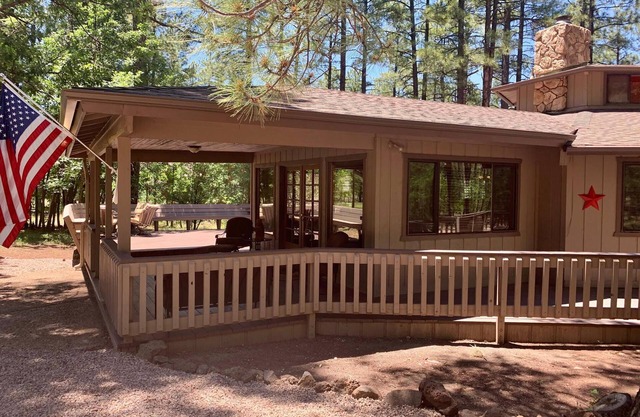 Sunflower Cabin in Gated White Mountain Summer Homes Country Club