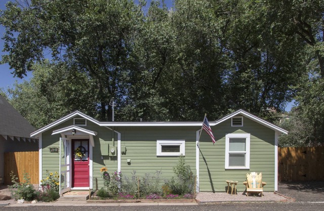 SUNFLOWER COTTAGE RETREAT! MANITOU, GARDEN OF THE GODS, HORSES!
