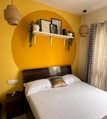 Sunflower Pvt Studio Room in Koregaon Park with AC WiFi Smart TV