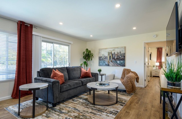 Sunny 2-bedroom near Standford Hospitals with sparkling Pool