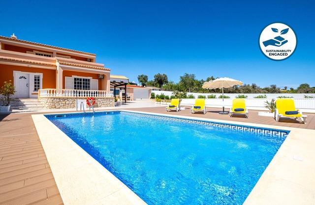 Sunny Algarve Villa Near Beaches & Golf