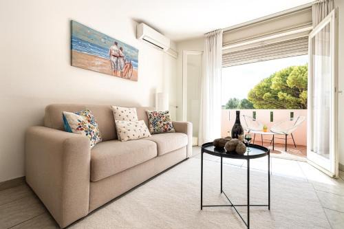 Sunny apartment by the beach