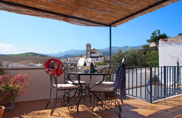 Sunny apartment in Andalucia with spectacular roof terrace.