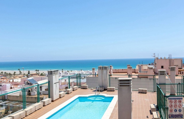 Sunny Apartment Near Paseo