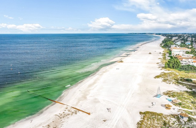 Sunny Beach to Bay Condo W/Shared Pool, Free WiFi, Washer/Dryer, Garage Parking