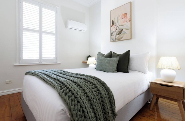 Sunny Cottage Retreat Close to Town Delights