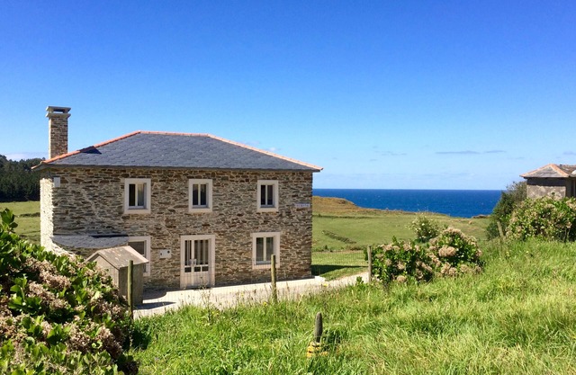 Sunny country cottage with garden located steps from several stunning beaches.