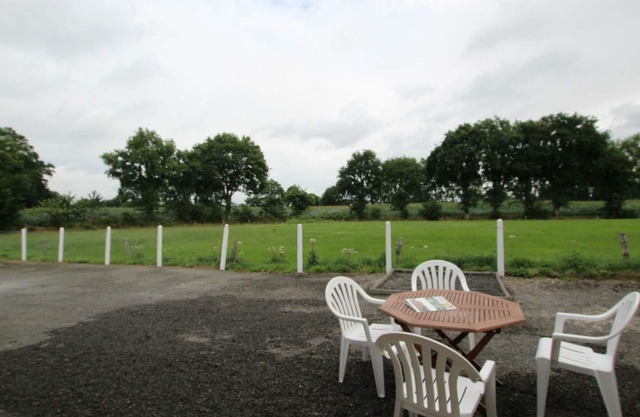 Sunny Countryside Retreat in Saint-James – Cozy 2-Pers Cottage with Secure Parking & Pet-Friendly