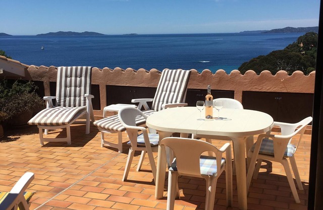 Sunny fully equipped apartment with fantastic sea view.