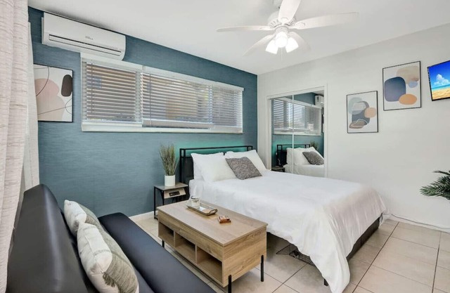 Sunny Serenity: Hollywood Studio Getaway